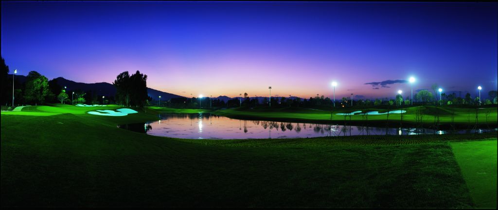 滇池湖畔高尔夫球场夜景