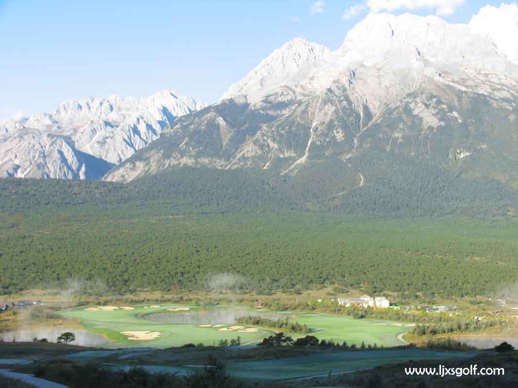 丽江玉龙雪山高尔夫球场清晨