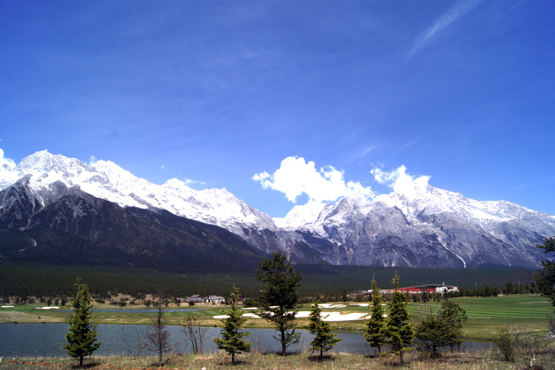 丽江玉龙雪山球场风光